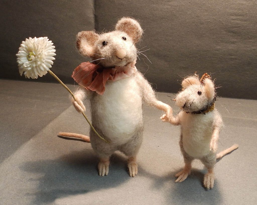 Leona Dollase Filz Maus mit Gaensebluemchen und kleiner Maus